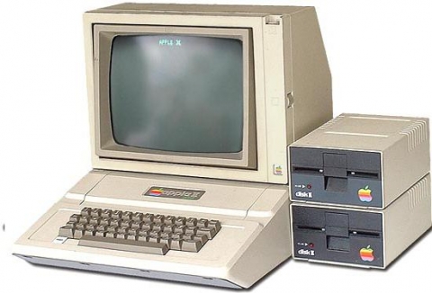 Какая компания выпустила первый персональный компьютер?